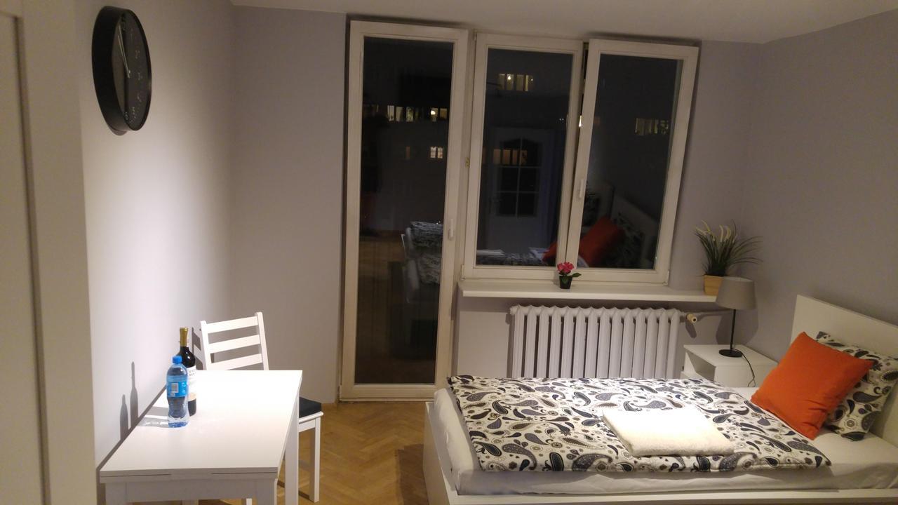 Rent0nline Niepodleglosci Rooms Metro Warschau Buitenkant foto
